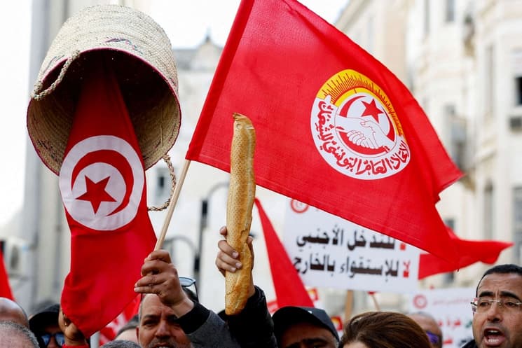 التونسيون ينعون "كابتن خبزة" أحد أشهر وجوه الثورة